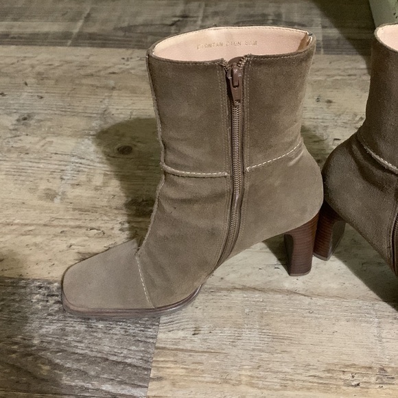 Camel-coloured low-rise suede boots - Picture 2 of 4